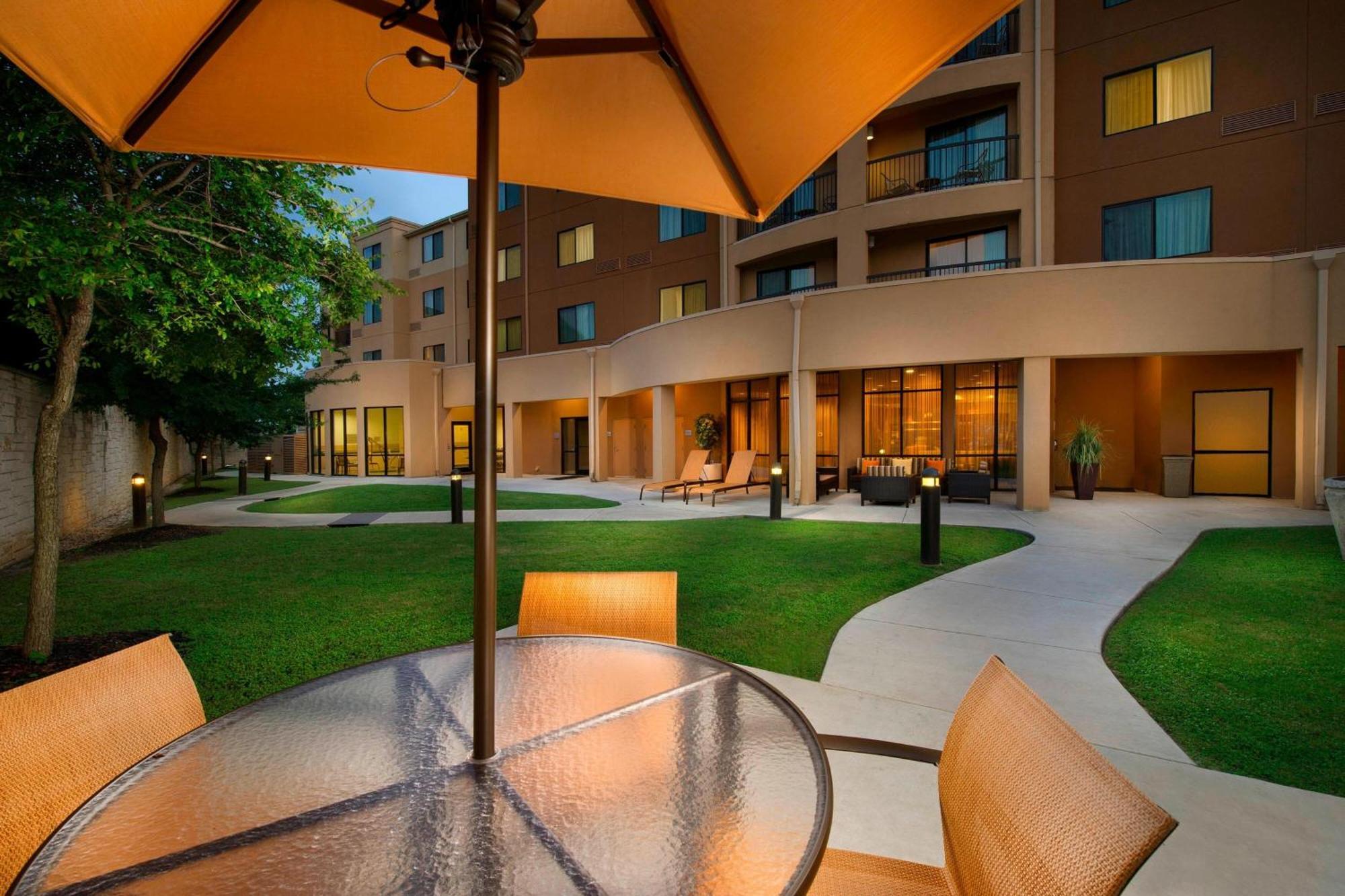 Courtyard By Marriott San Antonio Seaworld/Lackland Экстерьер фото
